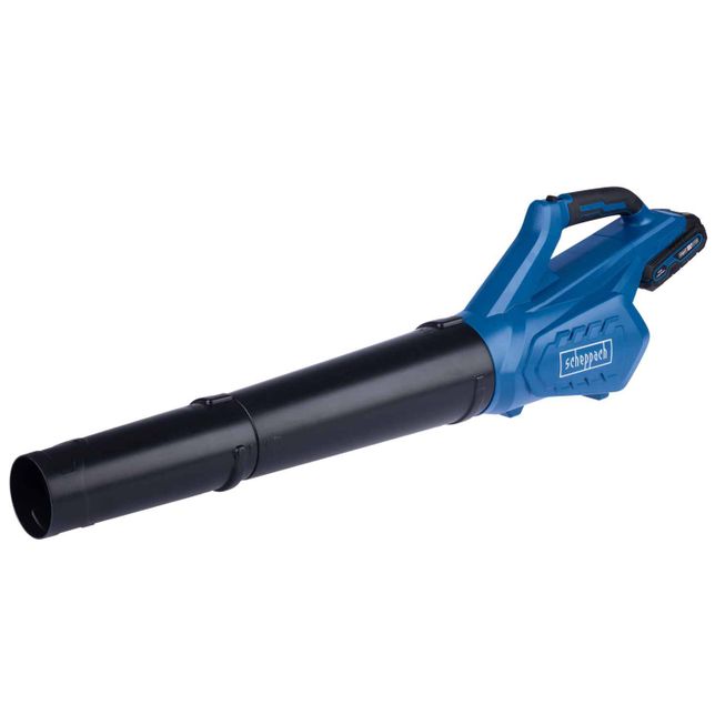 A cordless leaf blower by Scheppach. The handle is ergonomically shaped and the tube is long and narrow.